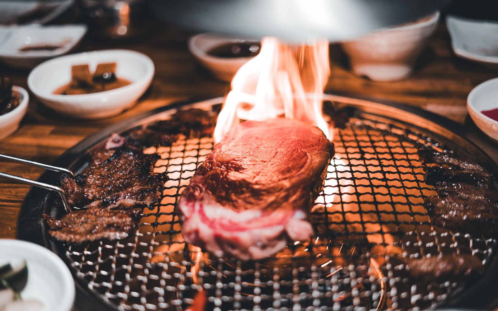 Saftiges Steak über Grillflammen – unabhängige Grill-Tests